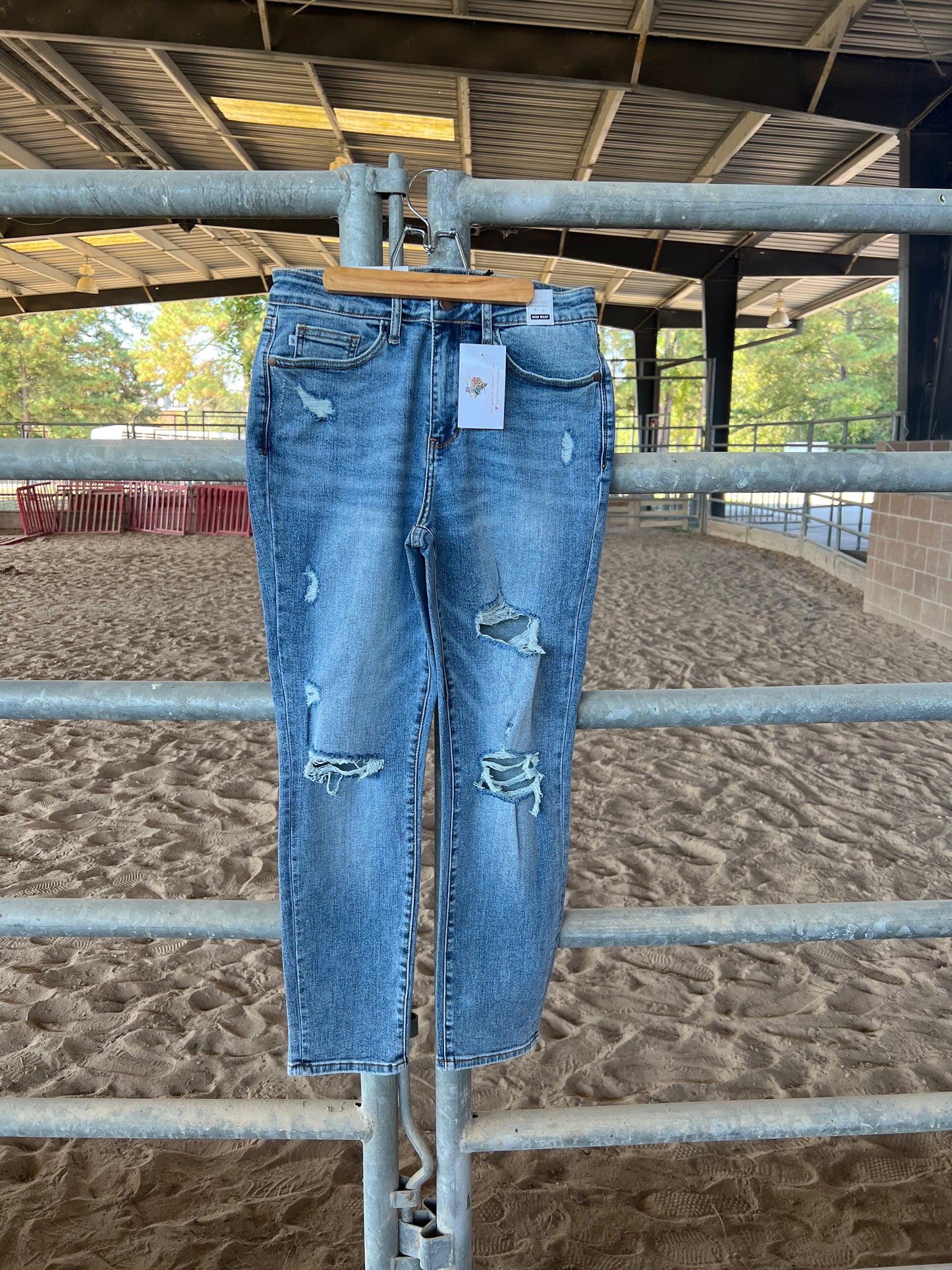 Judy Blue Hi-Rise Destroyed Lim fit Jeans